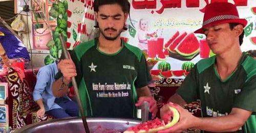 街头吃瓜帅哥,揭秘都市生活中的趣味瞬间