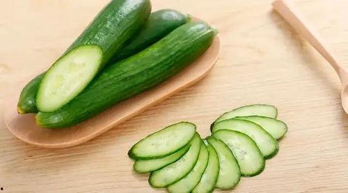 长痘吃瓜好吗,吃瓜真的有益吗？揭秘瓜果对痘痘的影响