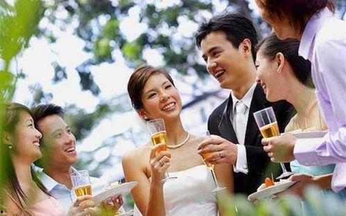 新郎结婚吃自己的瓜,新郎意外吃下自己的“甜蜜瓜”