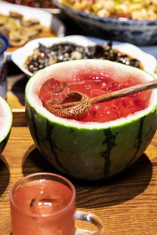 喝酒吃瓜香,尽享人生美好时光