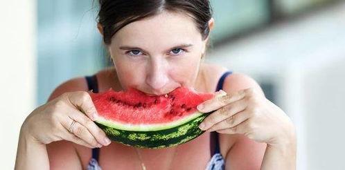 女人优雅吃瓜,女性如何优雅吃瓜